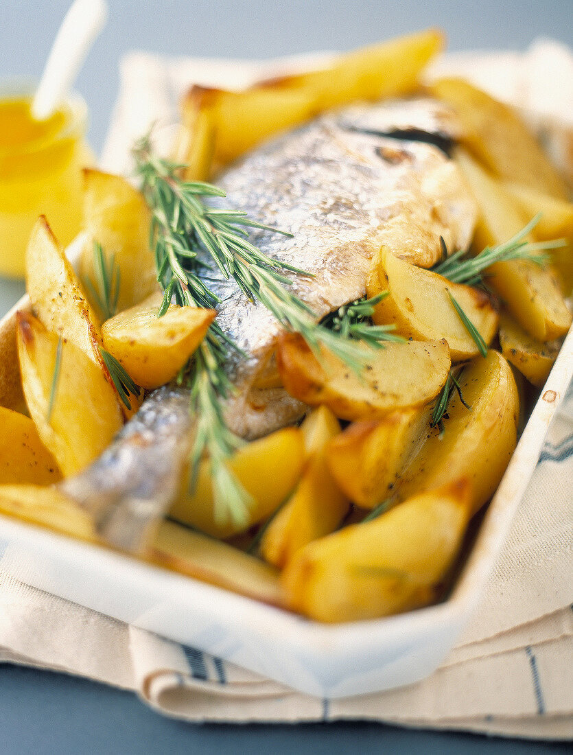 Sea bream with rosemary and potatoes