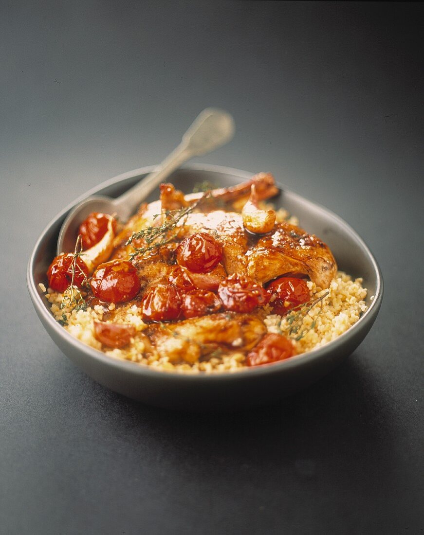 Kaninchen mit eingelegten Tomaten und Weizengriess