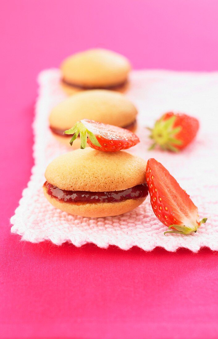 Whoopies mit Erdbeeren und Rhabarber