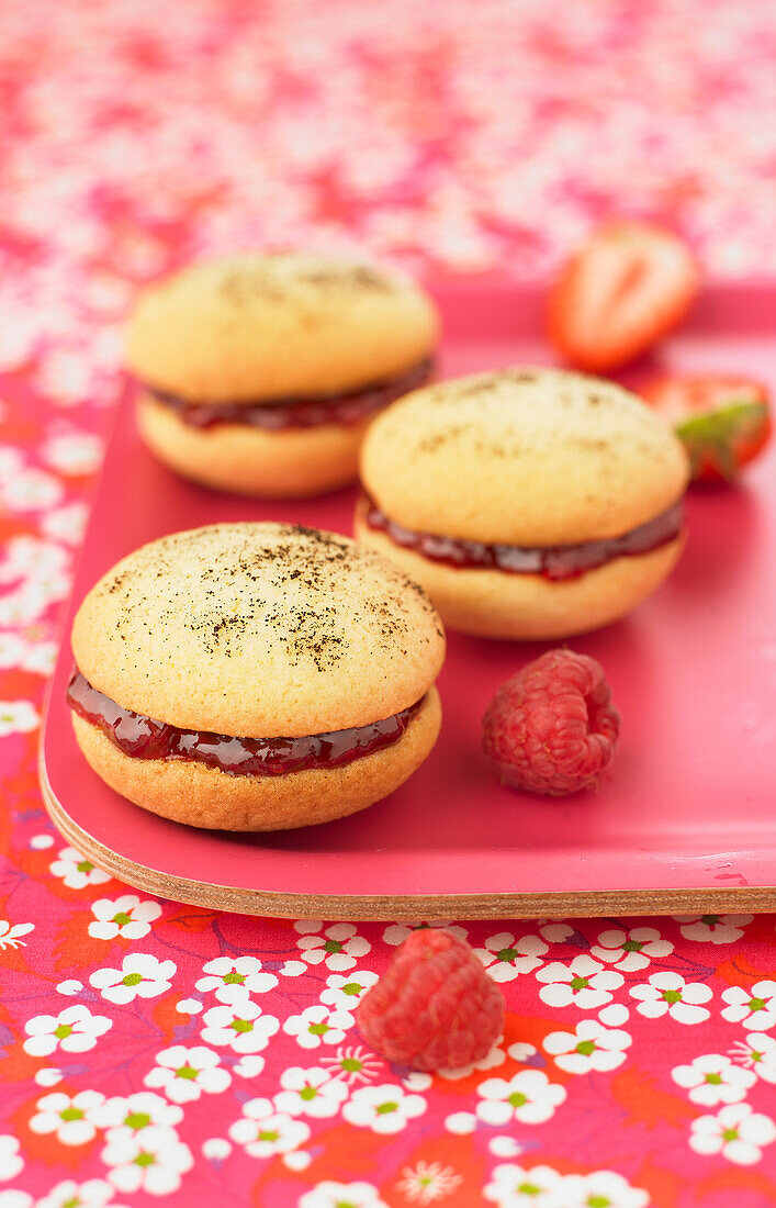 Vanilla-summer fruit jam Whoopies