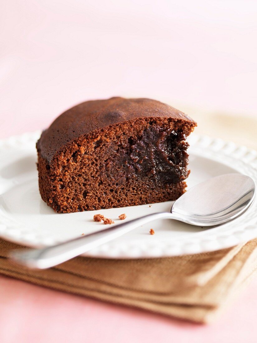 Stück Schokoladenkuchen mit flüssigem Kern