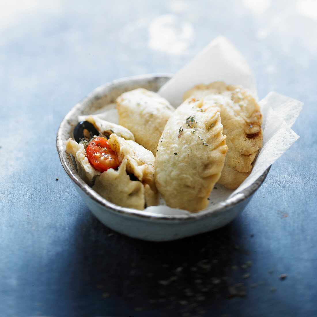 Gefüllte Teigtaschen mit Tomaten, Oliven und Sardellen