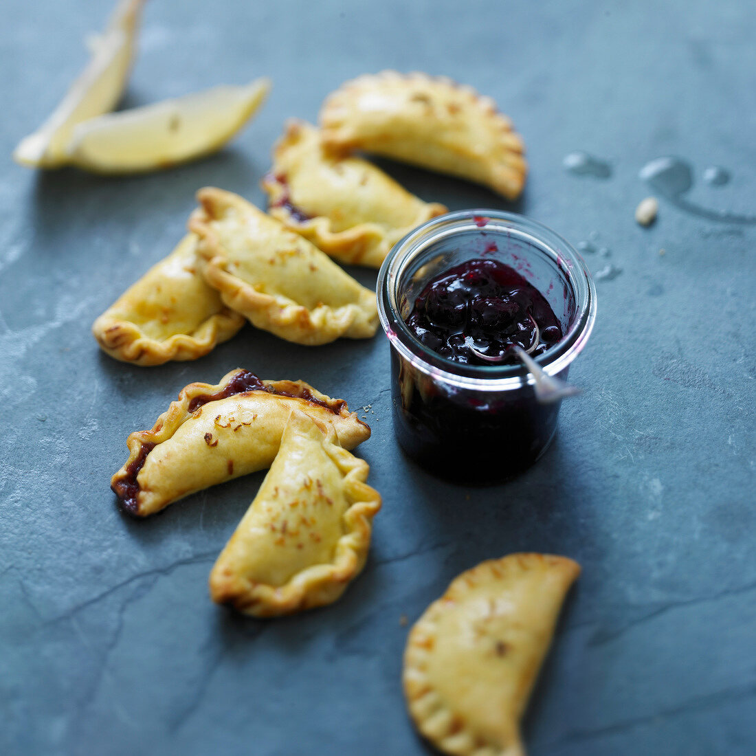 Mini-Teigtaschen mit schwarzen Kirschen, Ricotta und Zitrone