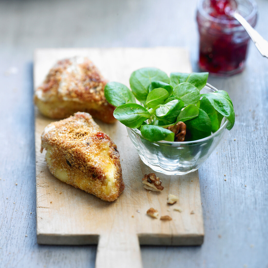 Gebackener Camembert mit roter Johannisbeermarmelade