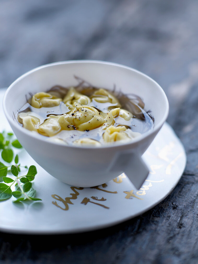 Kapaunbrühe mit Rohschinken-Tortellini