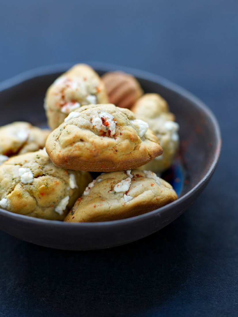 Herzhafte Madeleines mit Ziegenkäse, Honig, Grüntee und Espelette-Chili