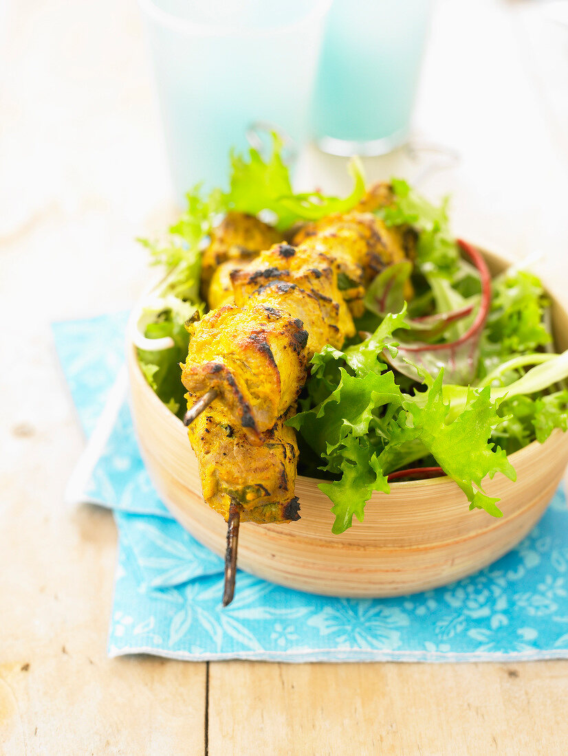 Colombo-Lamm-Spiess auf Salat