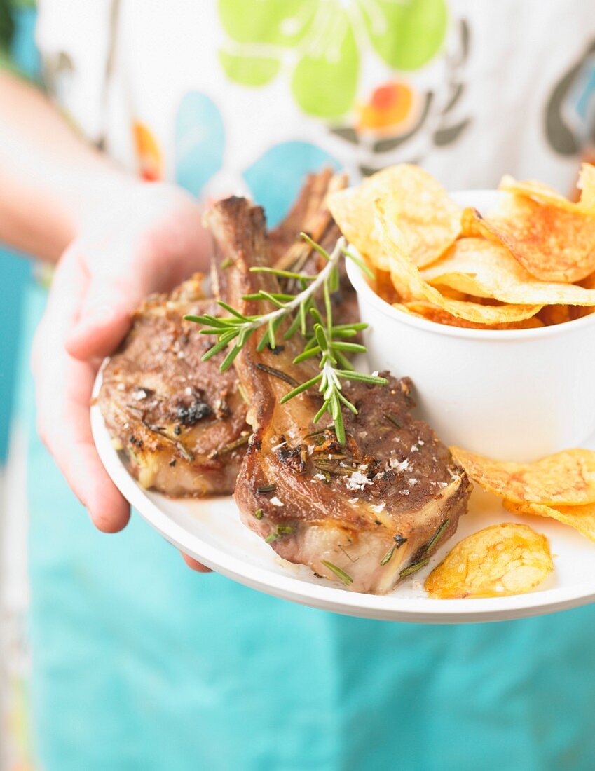 Gegrillte Lammkoteletts mit Rosmarin und Chips