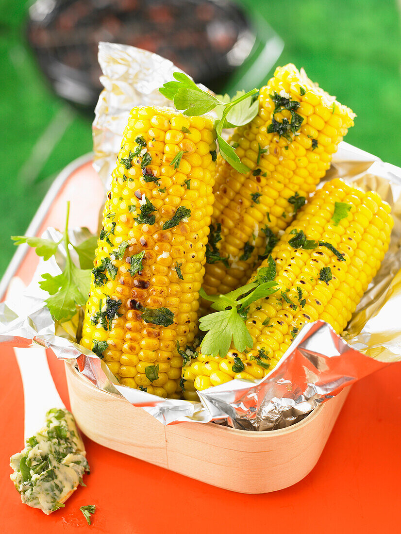 Grilled corn on the cob with parsley butter