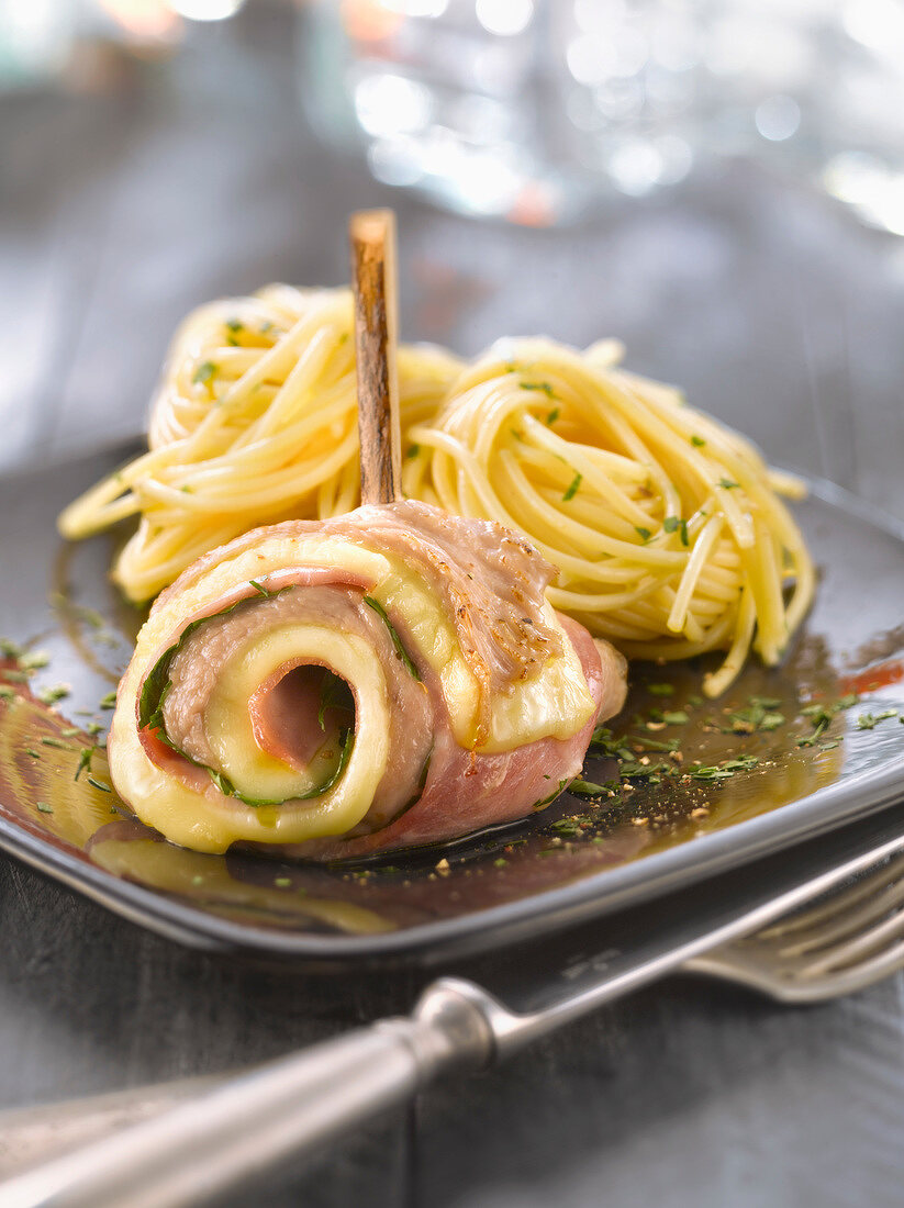 Saltimbocca à la parisienne (Kalbfleisch-Käse-Röllchen, Frankreich)