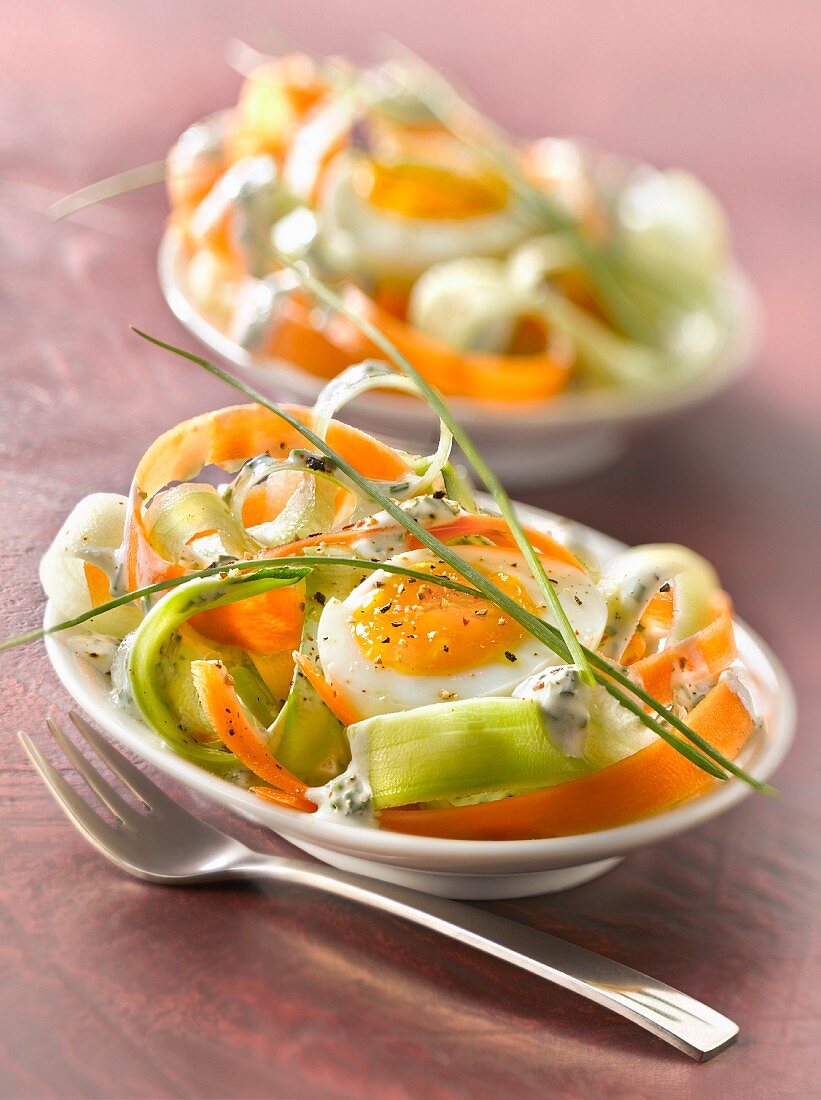 Raw vegetable tagliatelle salad with a soft-boiled egg and yoghurt herb sauce
