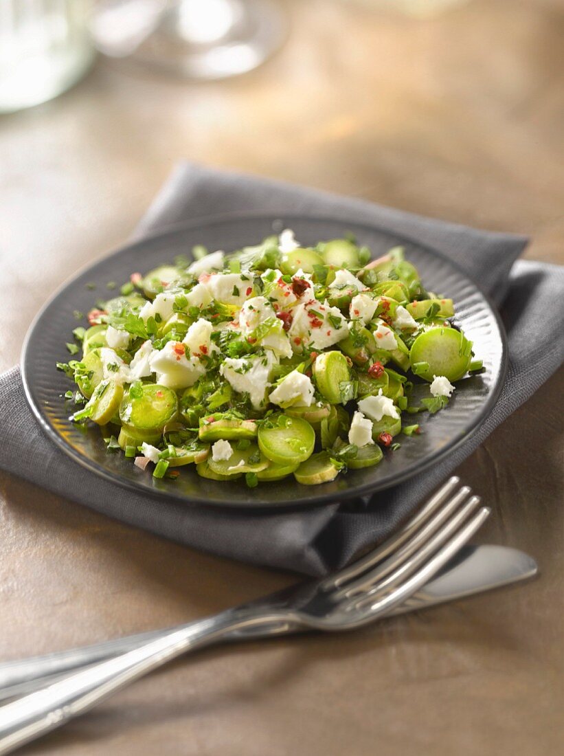 Salat mit rohen Spargelscheiben, Feta und Kräuterpesto