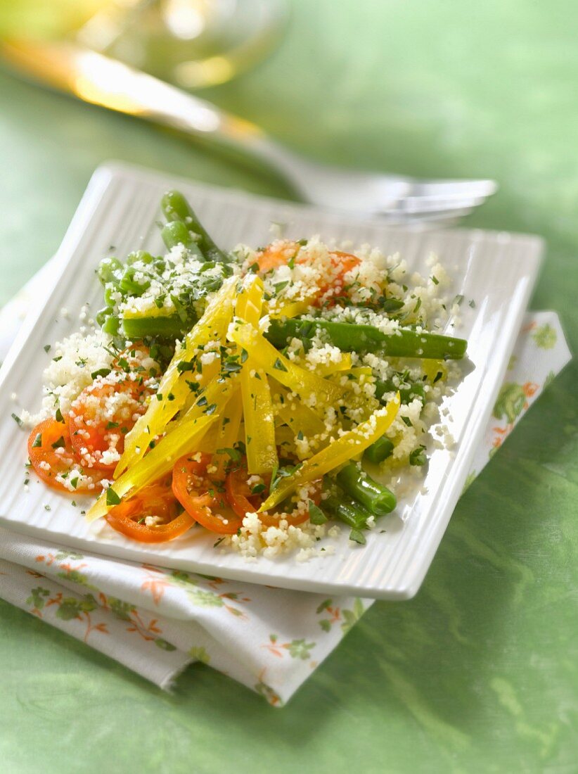 Kleiner Salat mit feinem Grieß, grünen Bohnen, gelber Paprika, Tomate und Petersilie