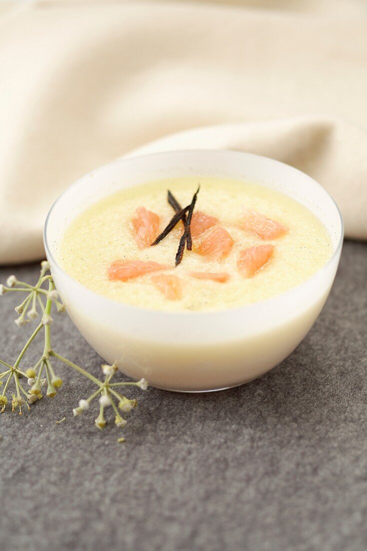 Pineapple soup with grapefruit