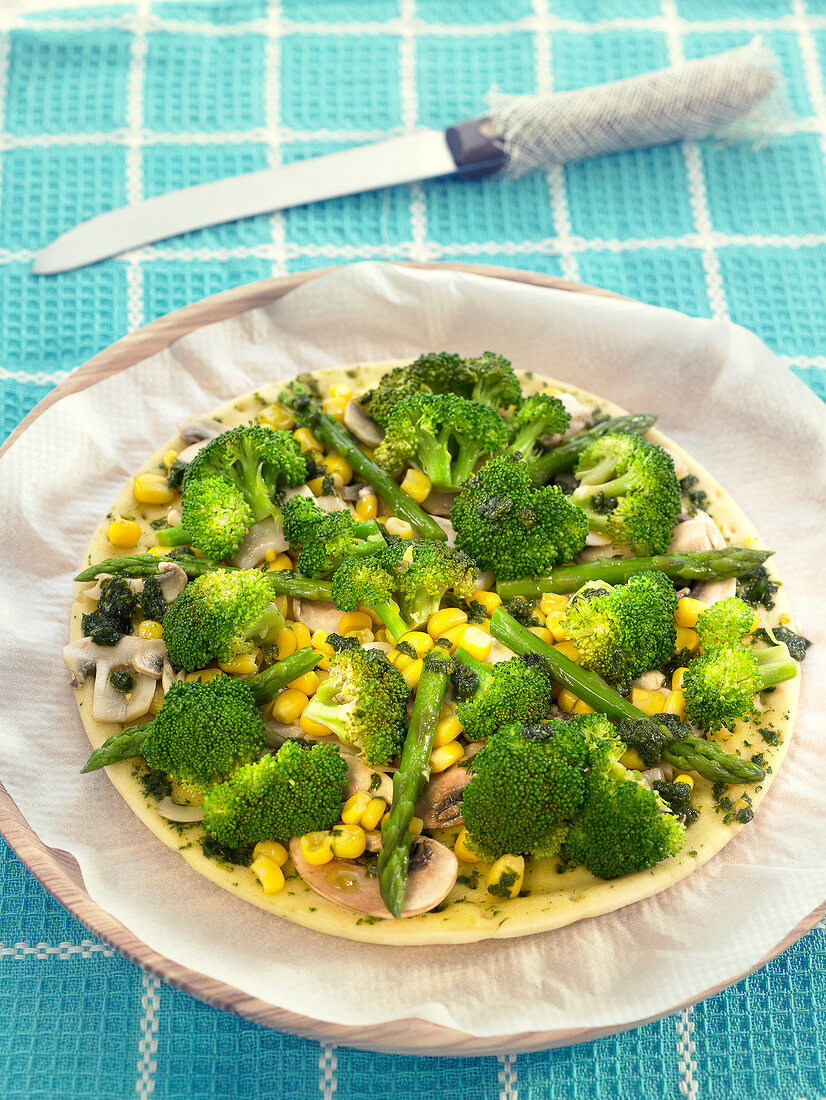 Pizza mit Brokkoli und Mais