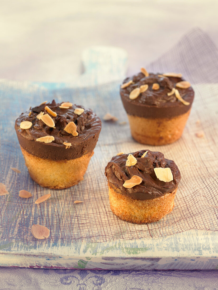 Almond and chocolate mini cakes
