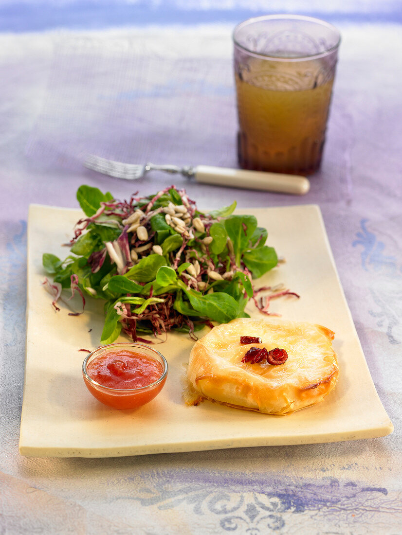 Knusprig gebratener Ziegenkäse mit Feldsalat