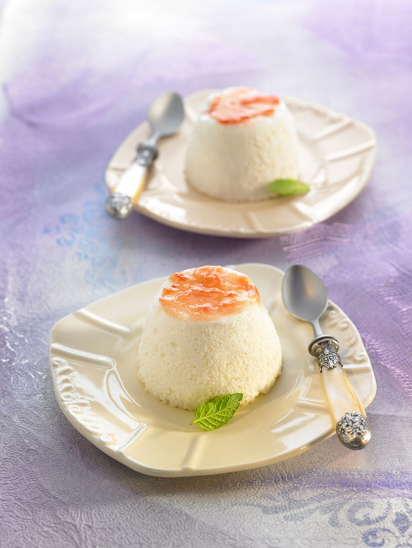 Yoghurt mousse with tomato sauce