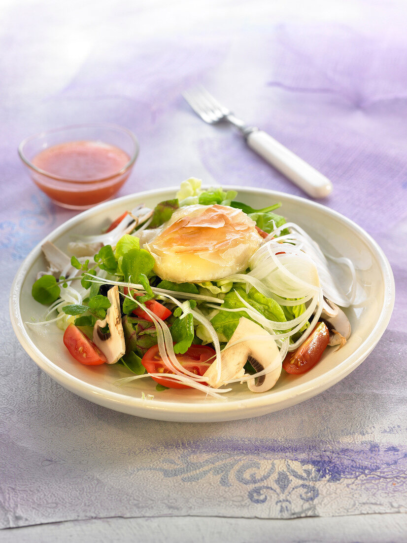 Salat mit knusprig gebackenem Ziegenkäse