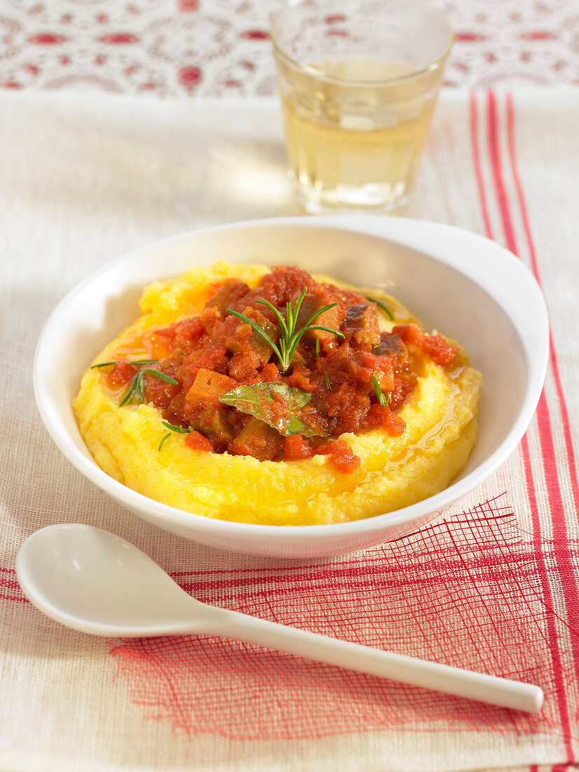 Mashed potatoes with squid in tomato sauce