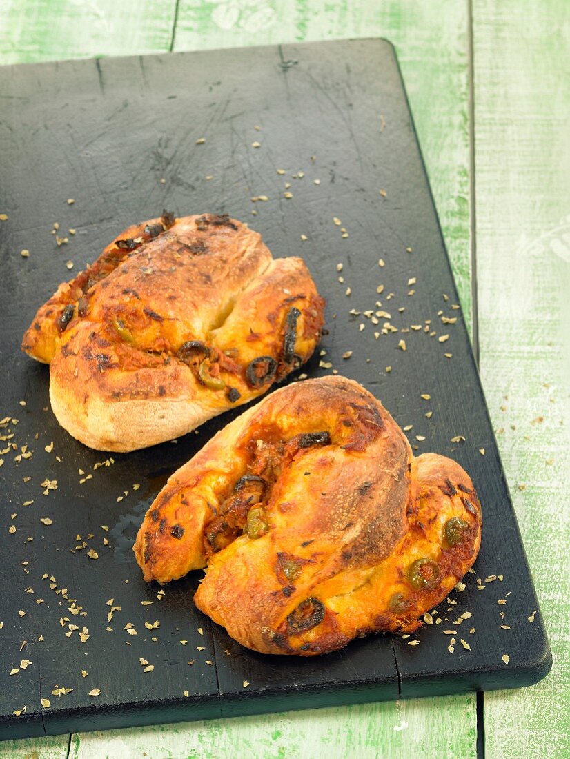 White bread with tomatoes, olives and tuna fish