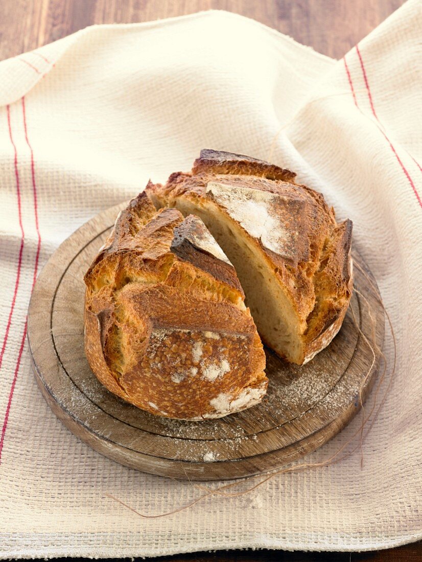 Landbrot auf Holzbrett