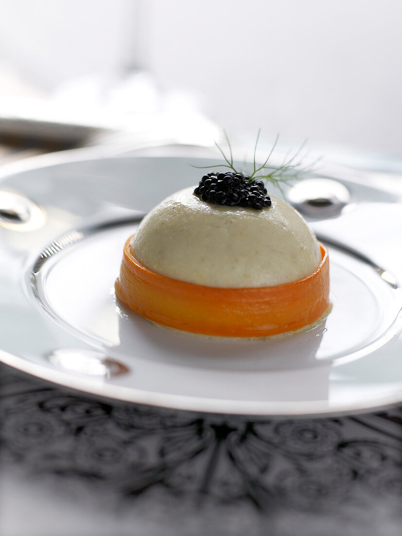 Jakobsmuschel-Mousse mit Kaviar und Karottenstreifen umwickelt