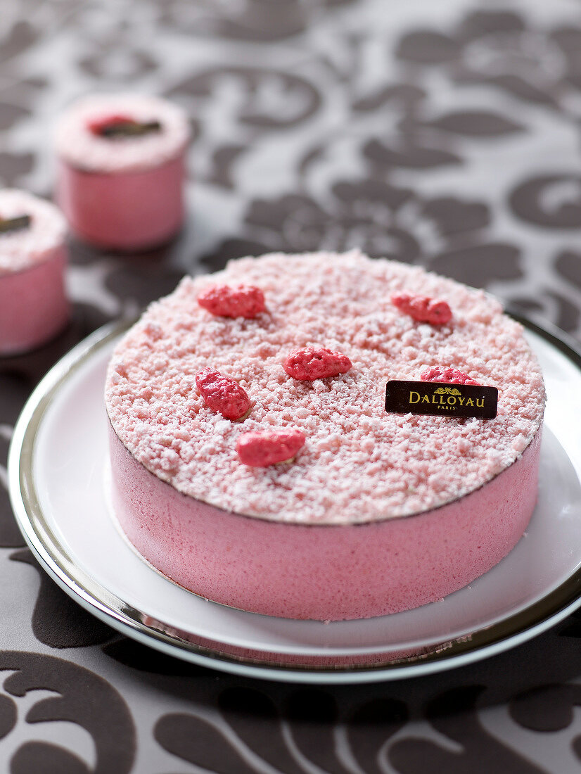 Rosa Biskuittörtchen mit rosa Zuckermandeln
