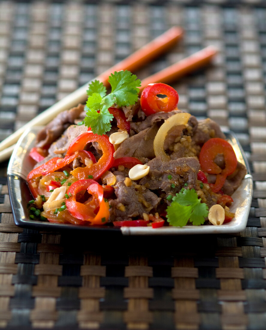 Beef sauté with peanuts