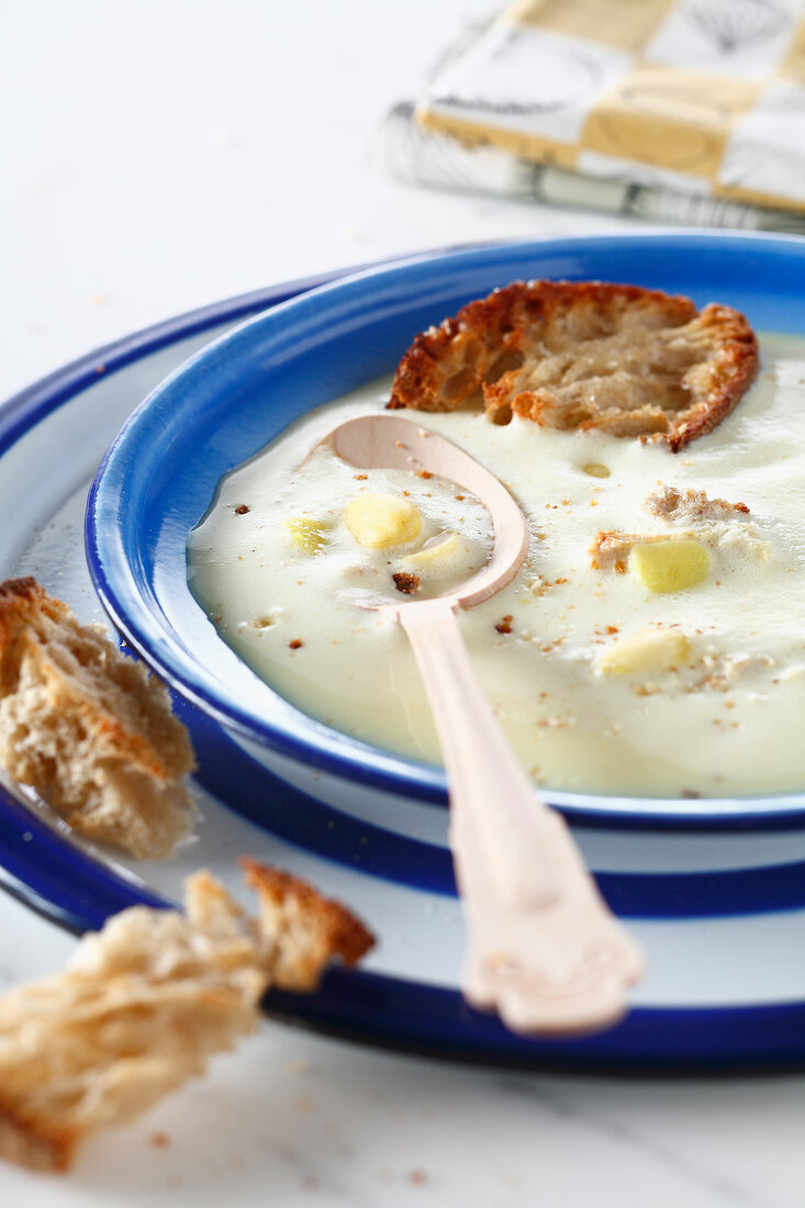 Ajo blanco (Kalte Mandel-Knoblauch-Suppe, Spanien)