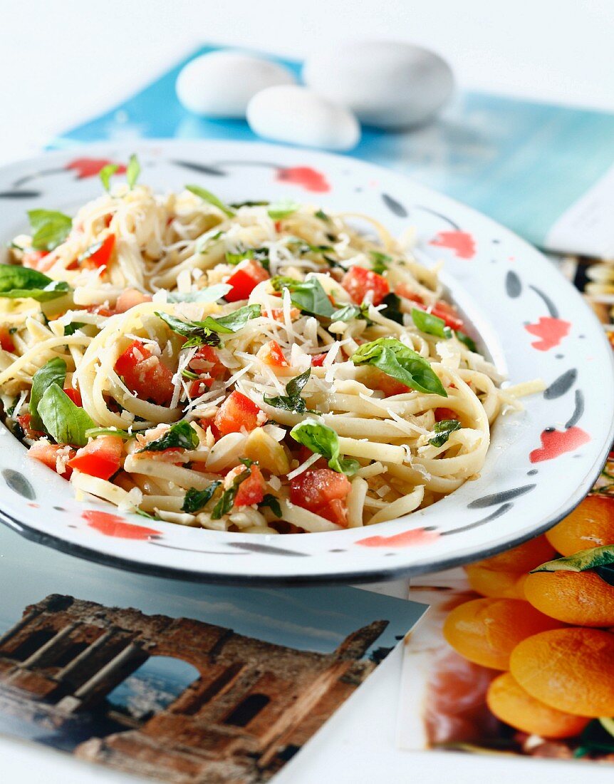 Linguini mit frischen Tomaten, Basilikum, Mandeln und Parmesan