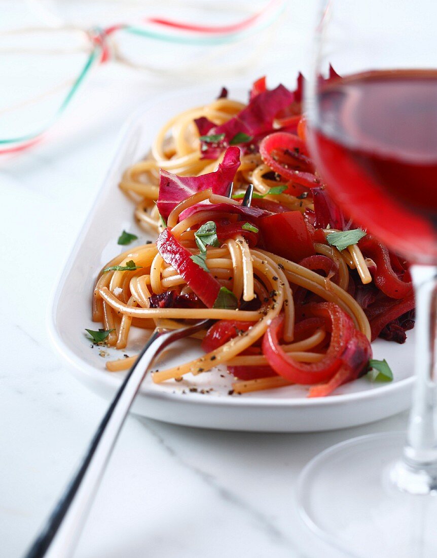 Spaghettis with red onions and chicory of Trévise