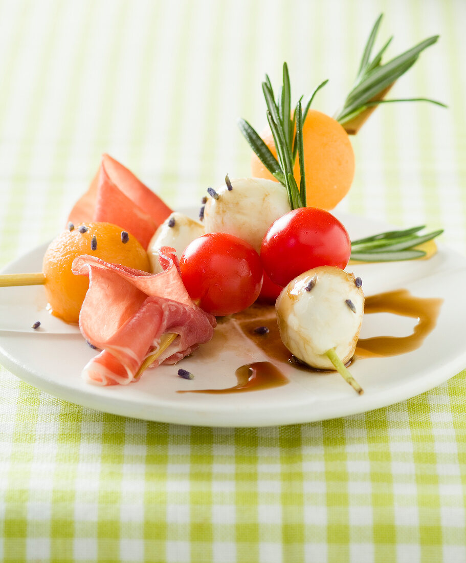 Mozzarella-Spiesse mit Tomaten, Schinken und Honig-Balsamicodressing