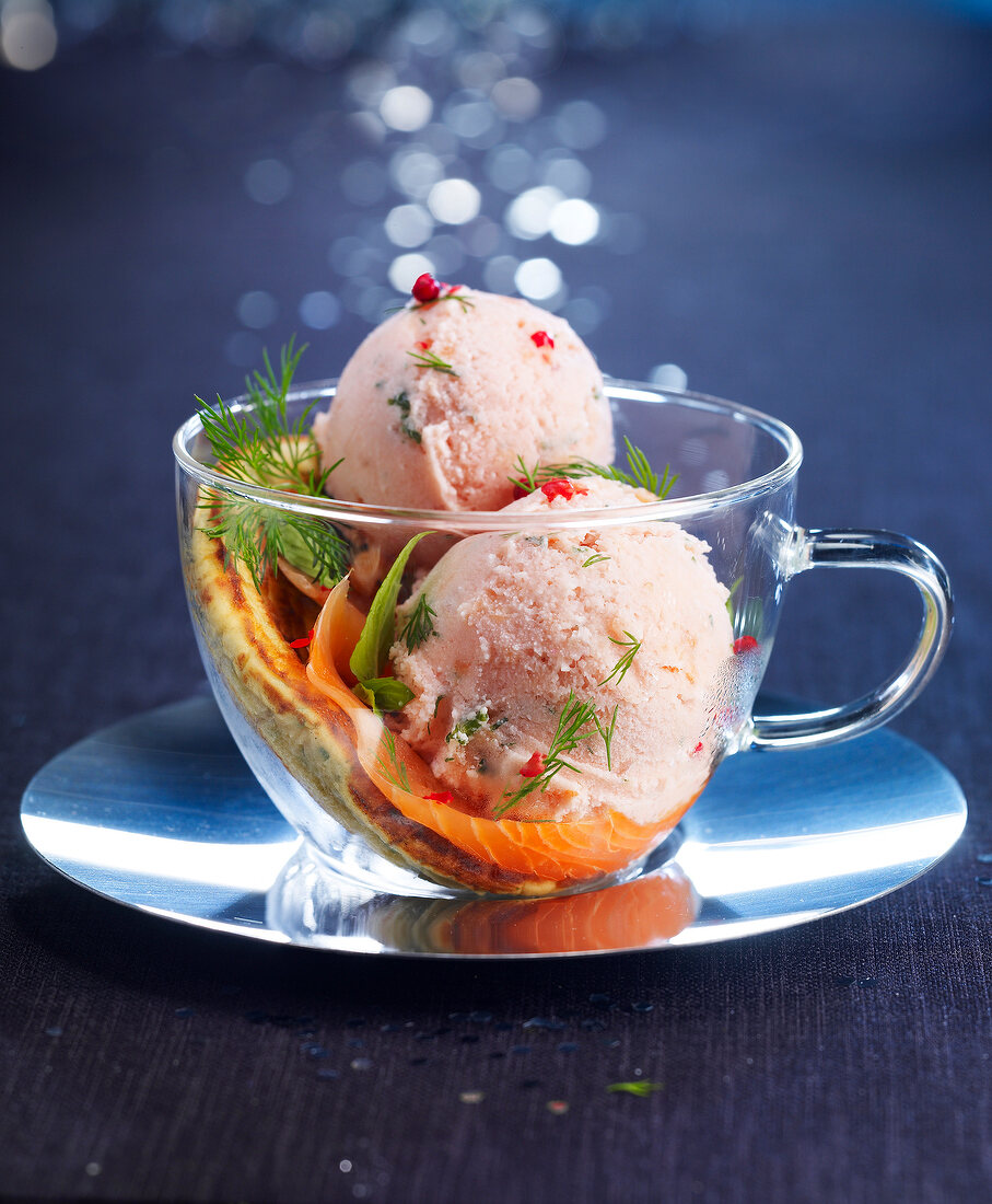 Lachs-Eiscreme in einer Glastasse