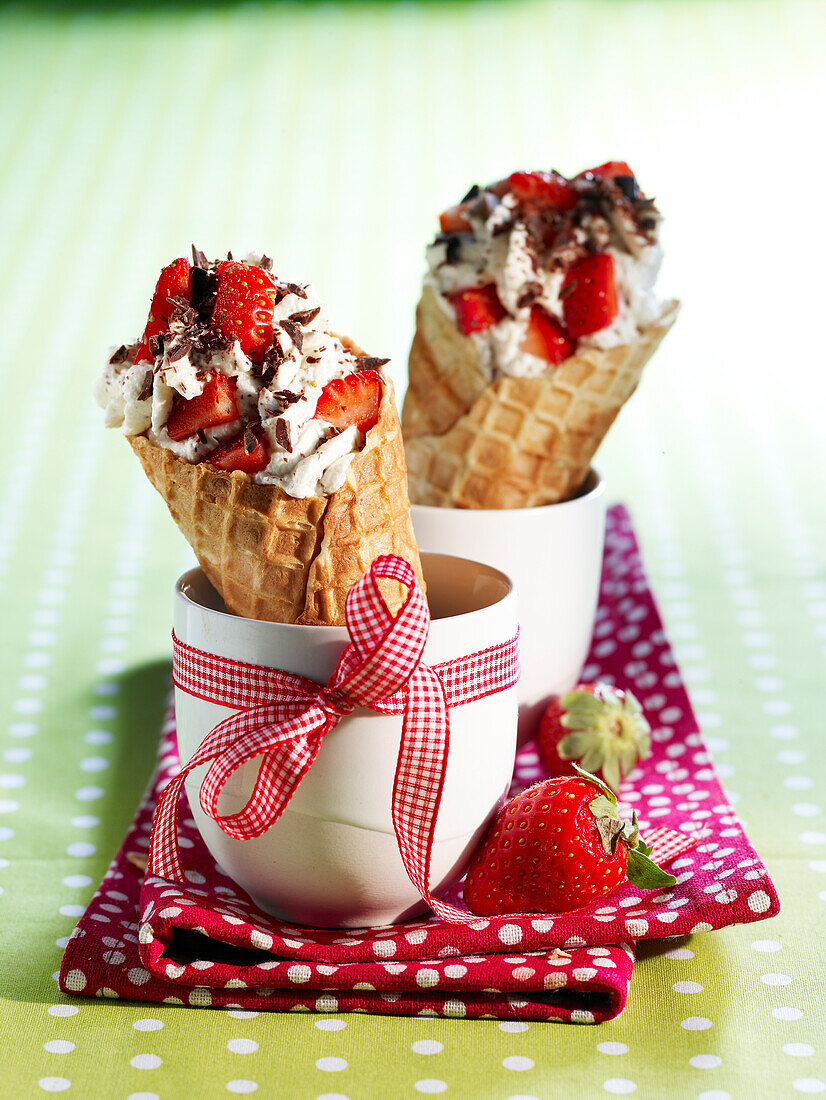 Eiswaffeln mit Erdbeeren und Sahne