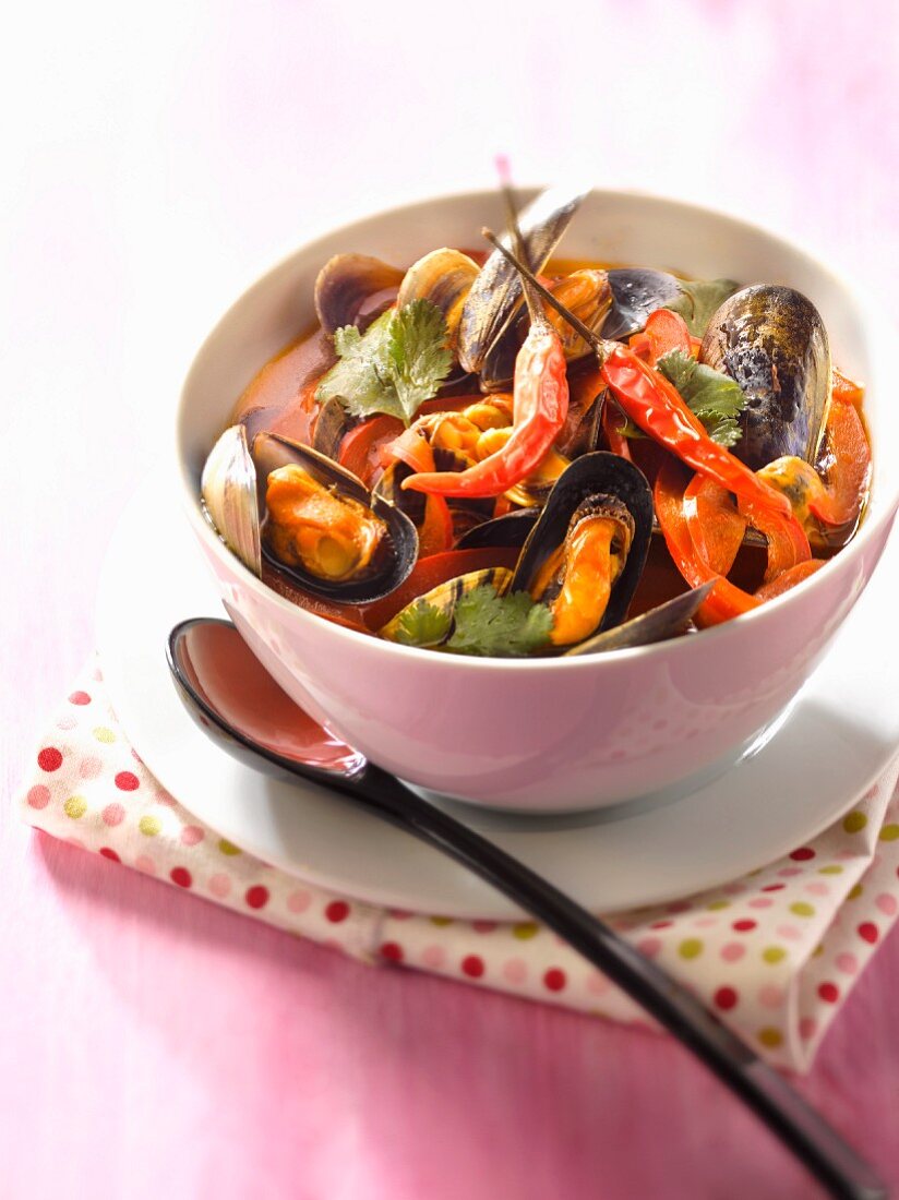 Spicy broth with mussels and peppers