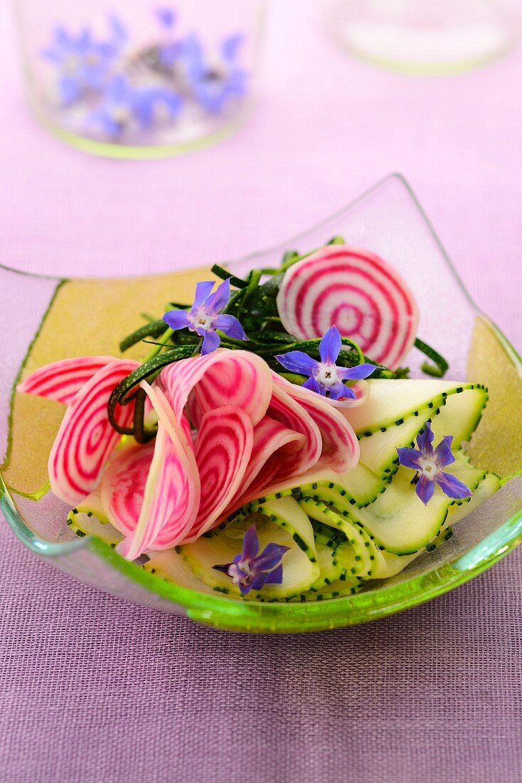 Salat mit Zucchini, Chioggia-Bete und Borretschblüten