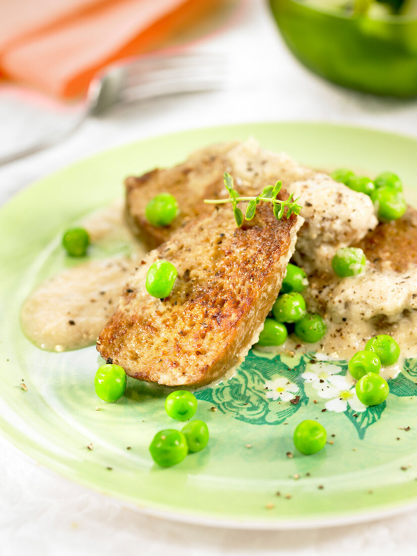 Seitan with pepper and peas
