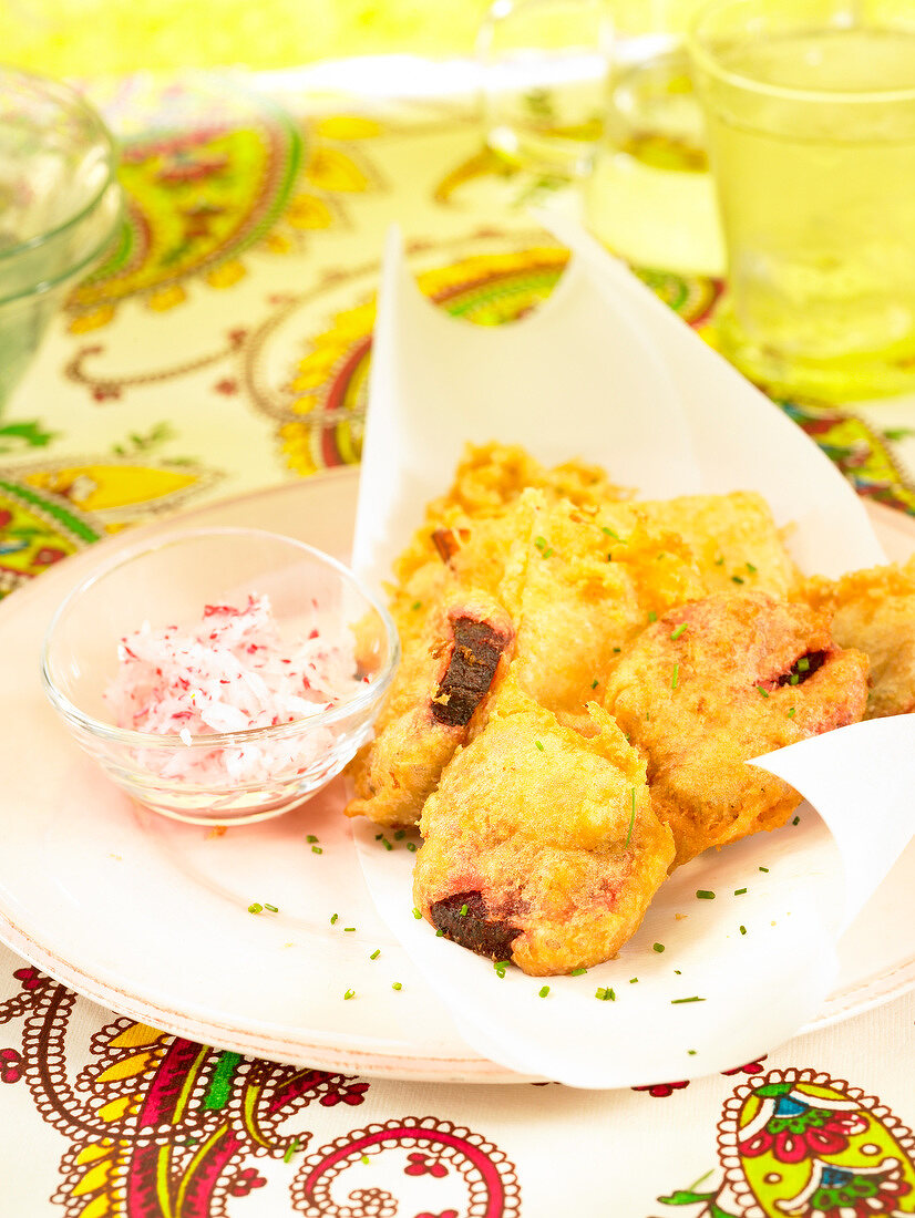 Rote-Bete-Tempura, dazu Radieschen