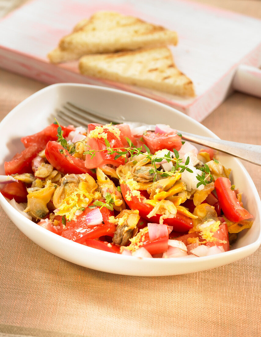 Tomato and carpet-shell clam salad