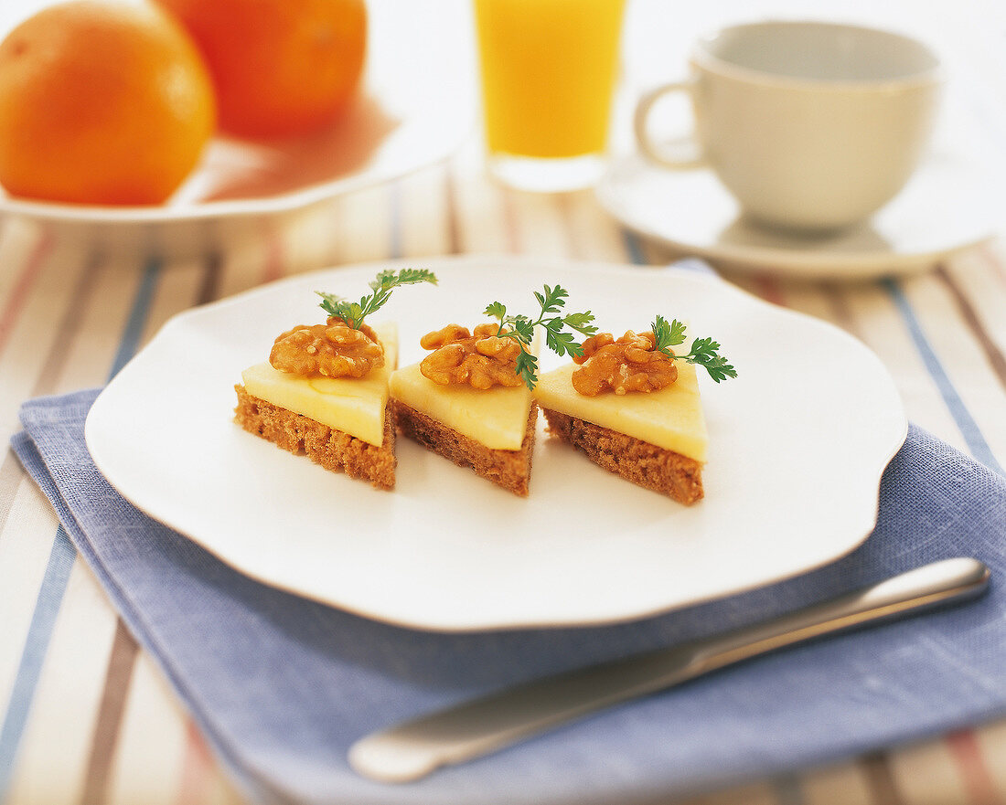 Canapés mit Apfel und Walnüssen