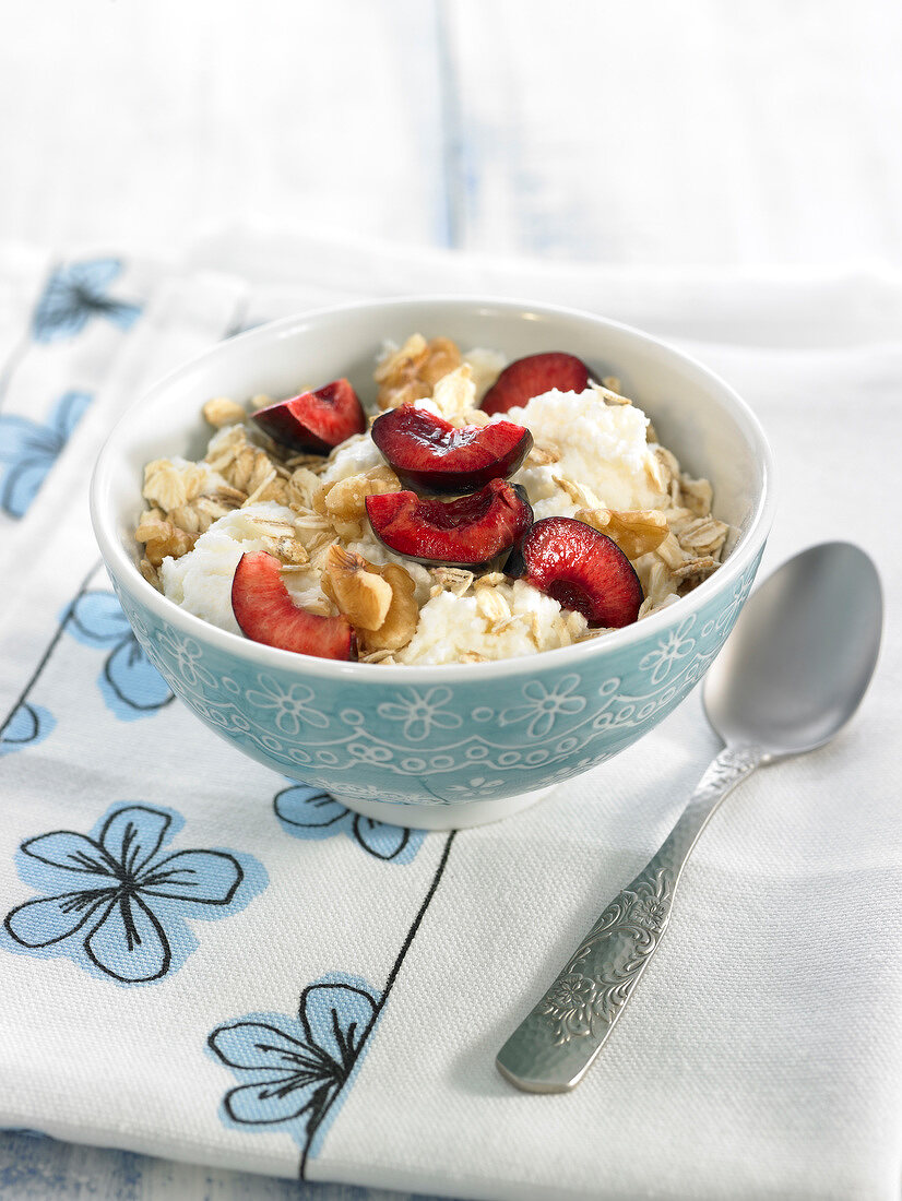 Requeson with oatmeal, walnuts and cherries