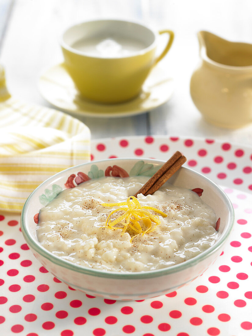 Cinnamon-flavored rice pudding with lemon zests