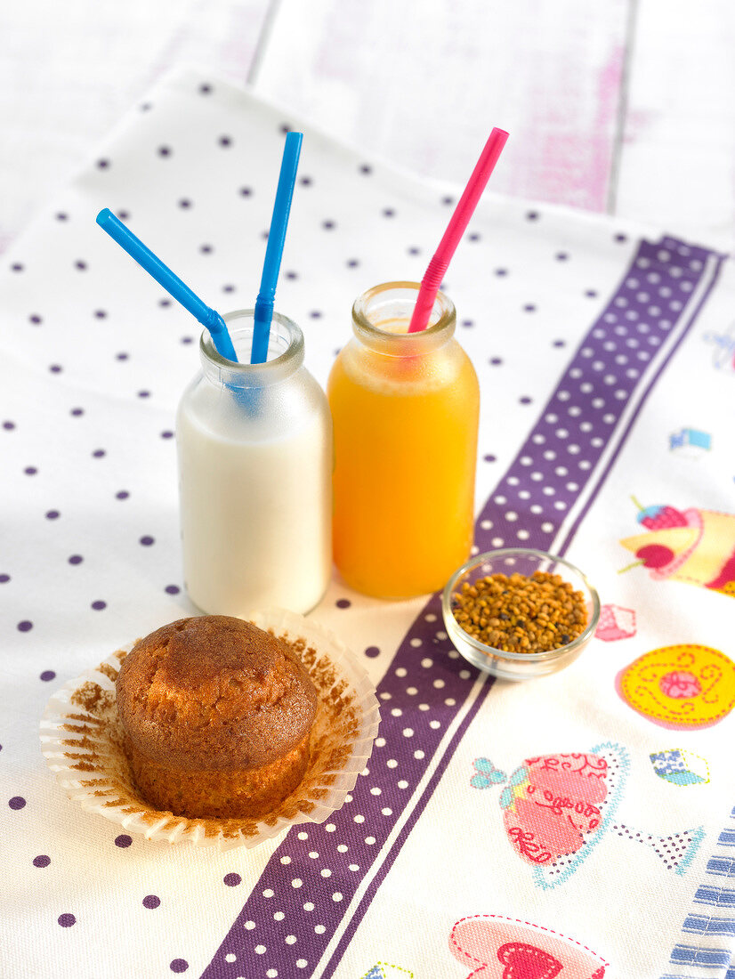 Milch, Orangensaft und Madeleine zum Kinderfrühstück