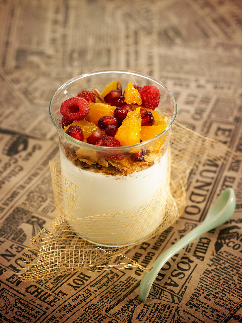 Dickmilch mit Orangenblütenaromen, Cornflakes und frischen Früchten