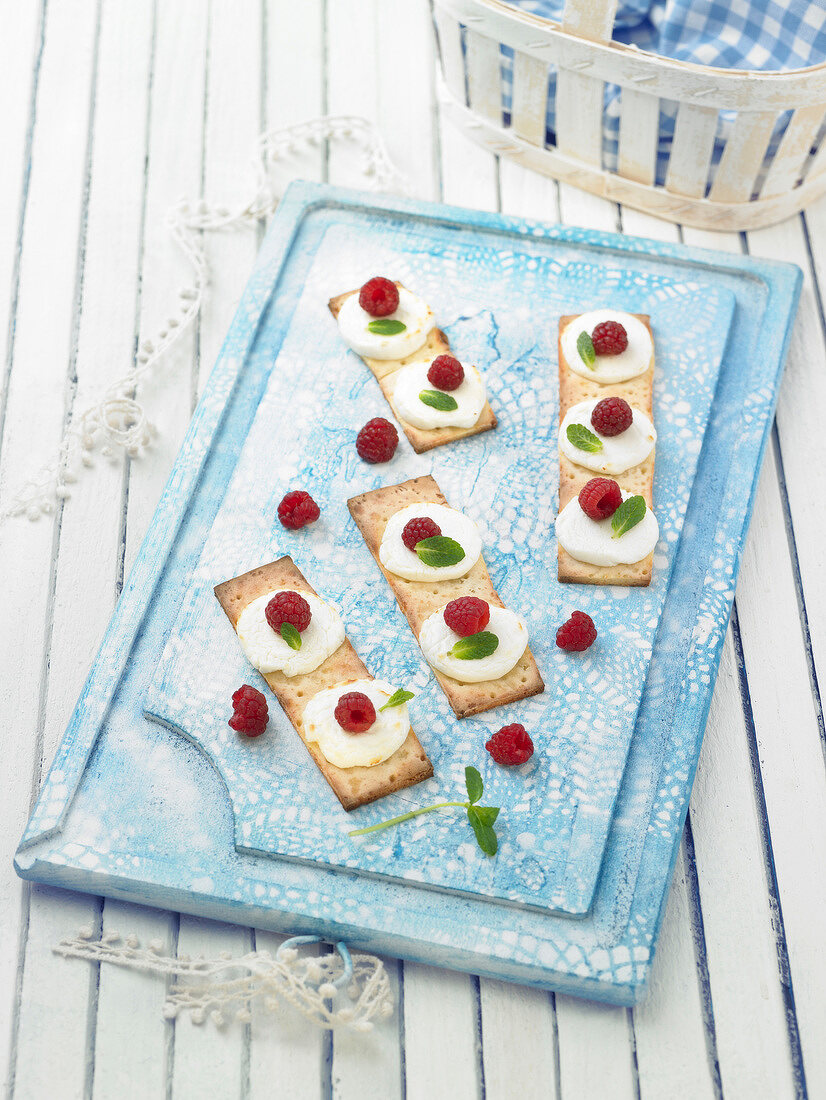 Goat's cheese and raspberries on crackers