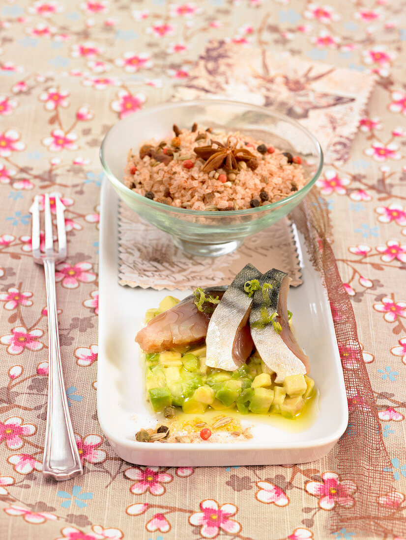 Avocado-Makrelen-Salat mit würzigem Reis