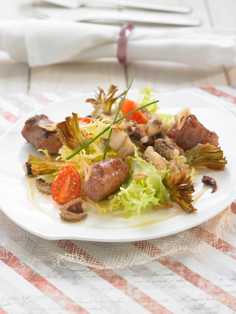 Salat mit Würstchen, Sepia und frittierten Artischocken