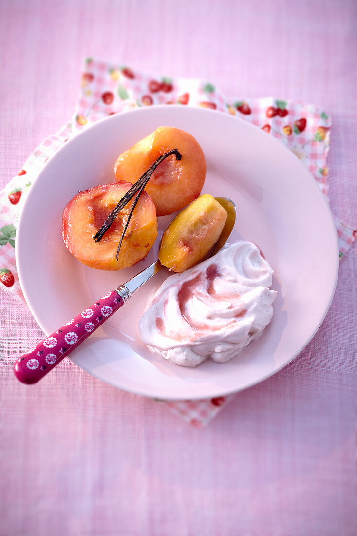 Caramelized peaches with strawberry syrup and cream