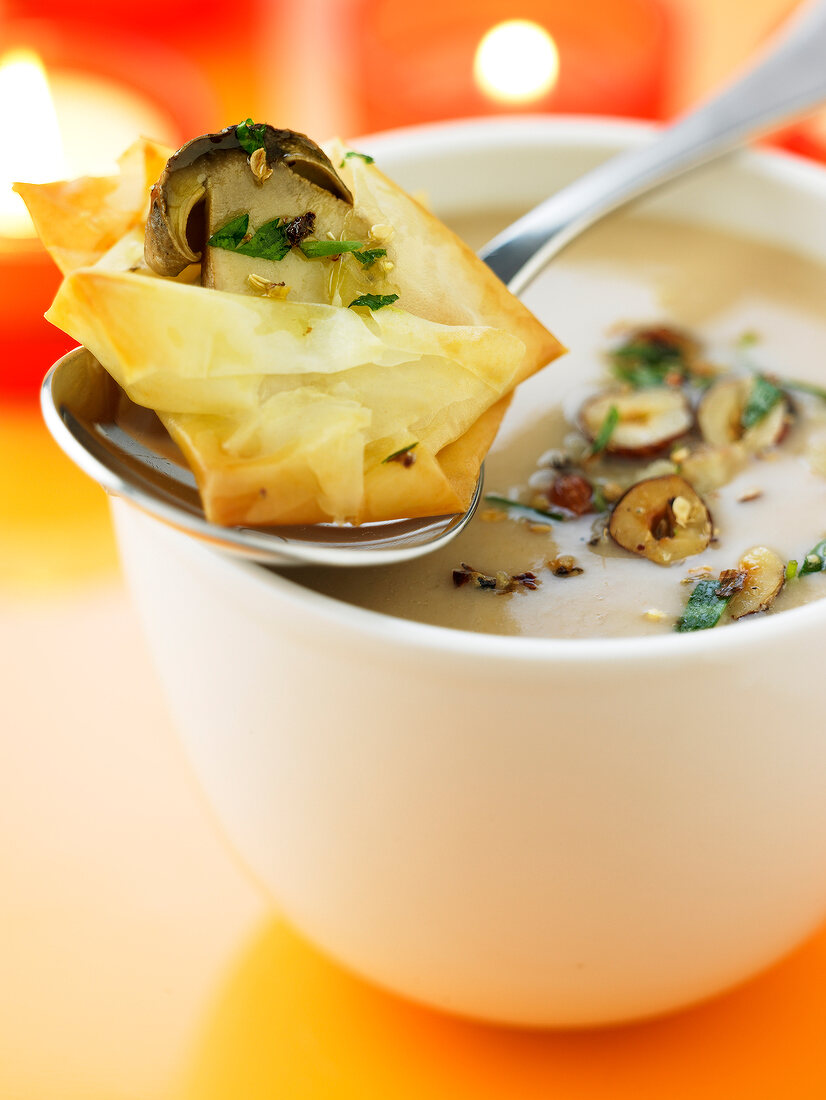 Kastaniencremesuppe mit Haselnüssen und Knuspergebäck mit Steinpilz